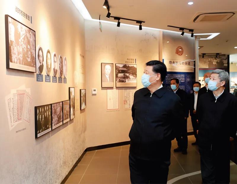 2020年4月20日至23日,中共中央总书记、国家主席、中央军委主席习近平在陕西考察。这是4月22日,习近平在西安交通大学交大西迁博物馆参观。 新华社记者.jpg
