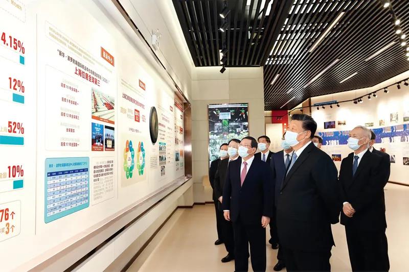 2020年11月12日,浦东开发开放30周年庆祝大会在上海市举行。中共中央总书记、国家主席、中央军委主席习近平在会上发表重要讲话。这是当天上午,习近平等参观“在国家战略的引领下——浦东开发开放30周年主题展”。.jpg