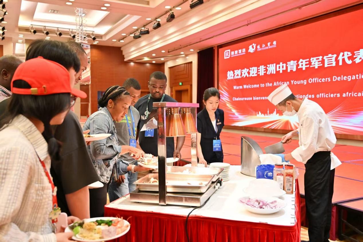 宾馆接待非洲中青年军官代表团 赵纭萩.jpg