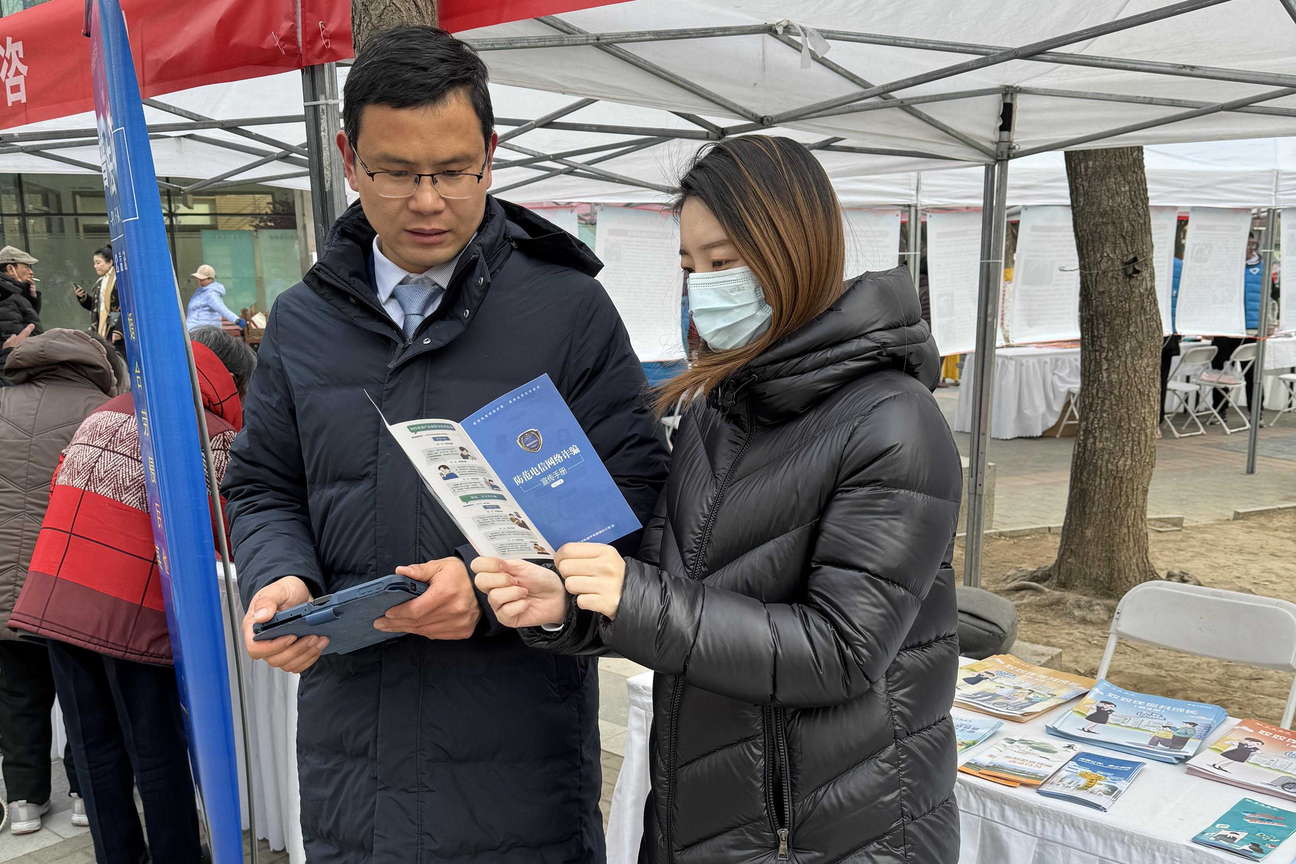 组织开展金融知识进社区志愿服务活动 陈亮摄.jpg