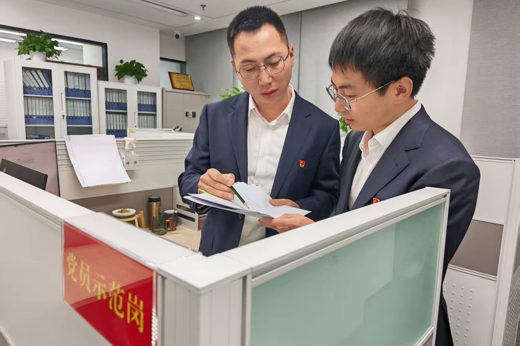 党员示范岗党员为同事讲解智慧结算业务 葛萌摄.jpg