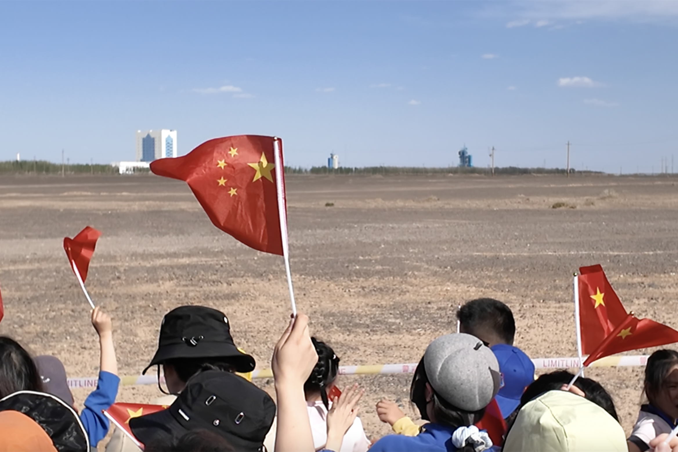 人们从各地赶来,等待神舟二十号发射的高光时刻 杜文慧摄.png