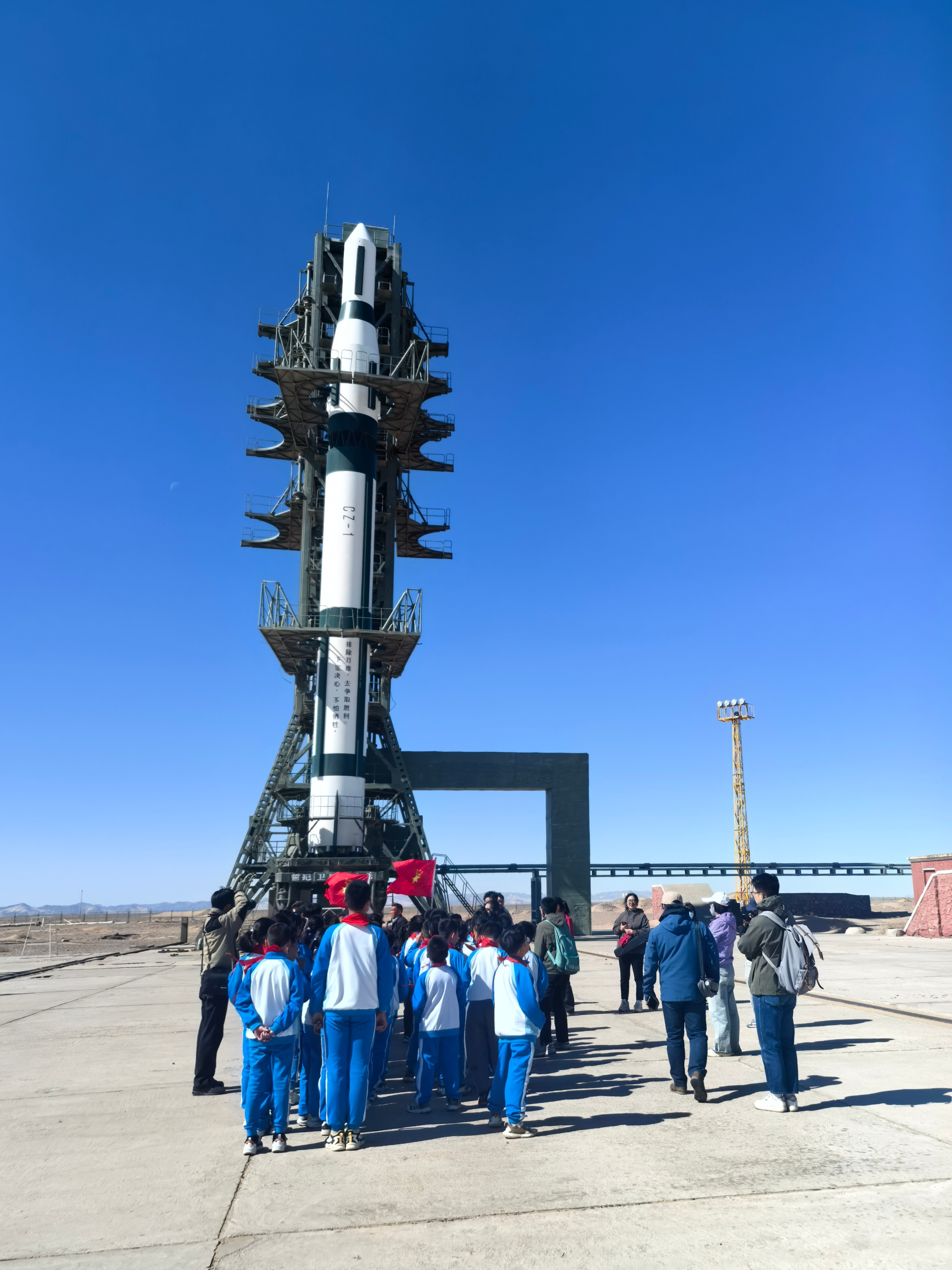 研学少年在“重走航天路”活动中了解我国航天事业的发展历程 张江舣摄.jpg