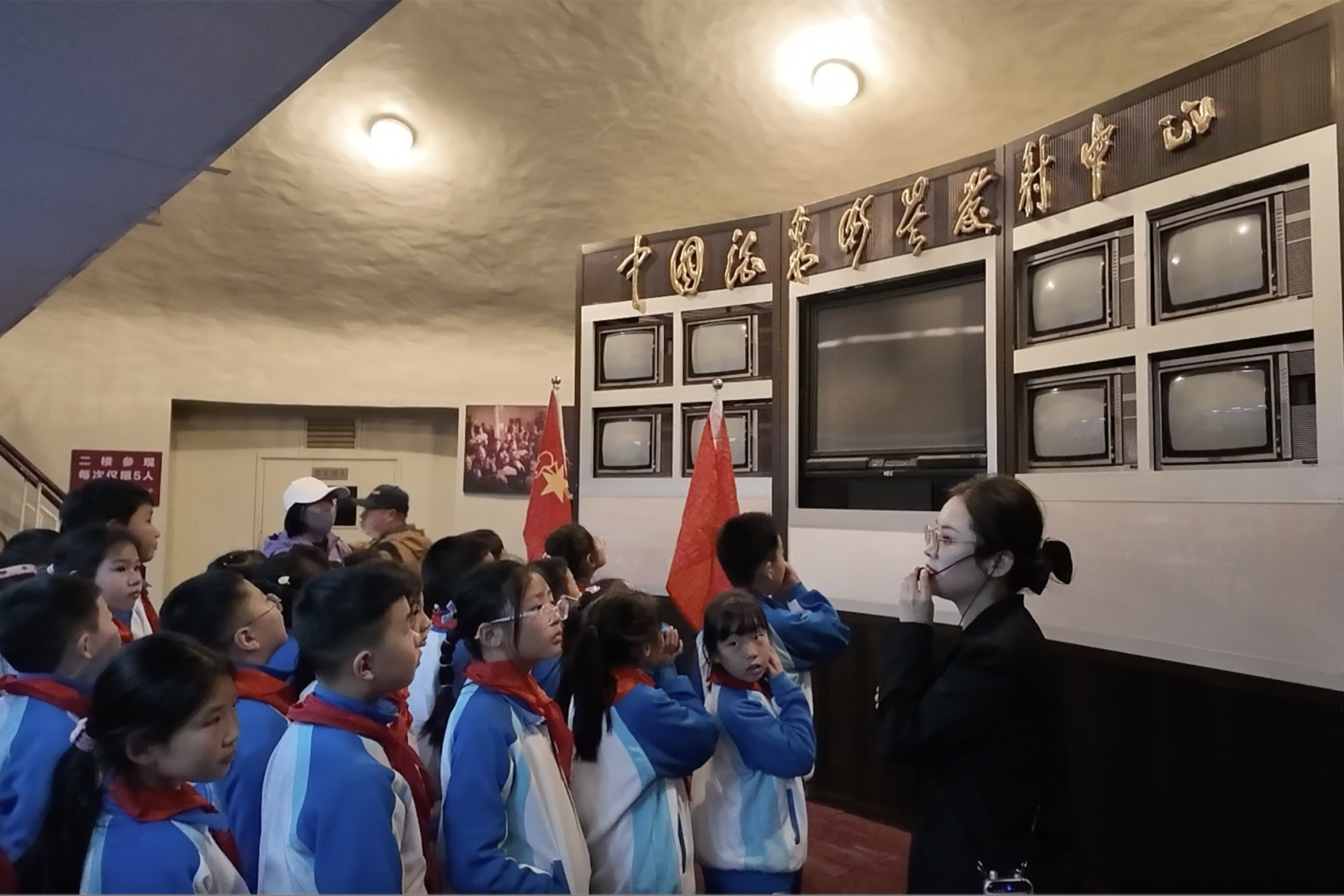 讲解员讲述138地下控制室里发生过的动人故事 杜文慧摄_副本.png