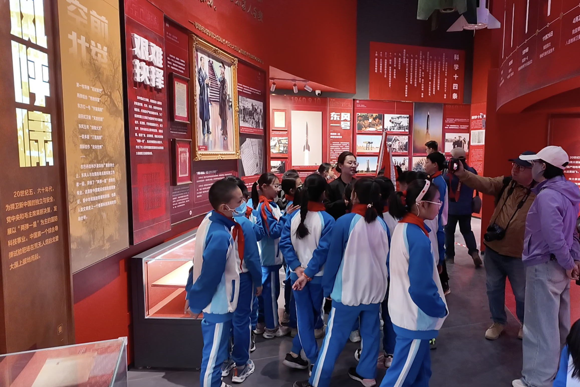 研学少年跟随讲解员的脚步学习了解我国航天事业发展史 杜文慧摄.png