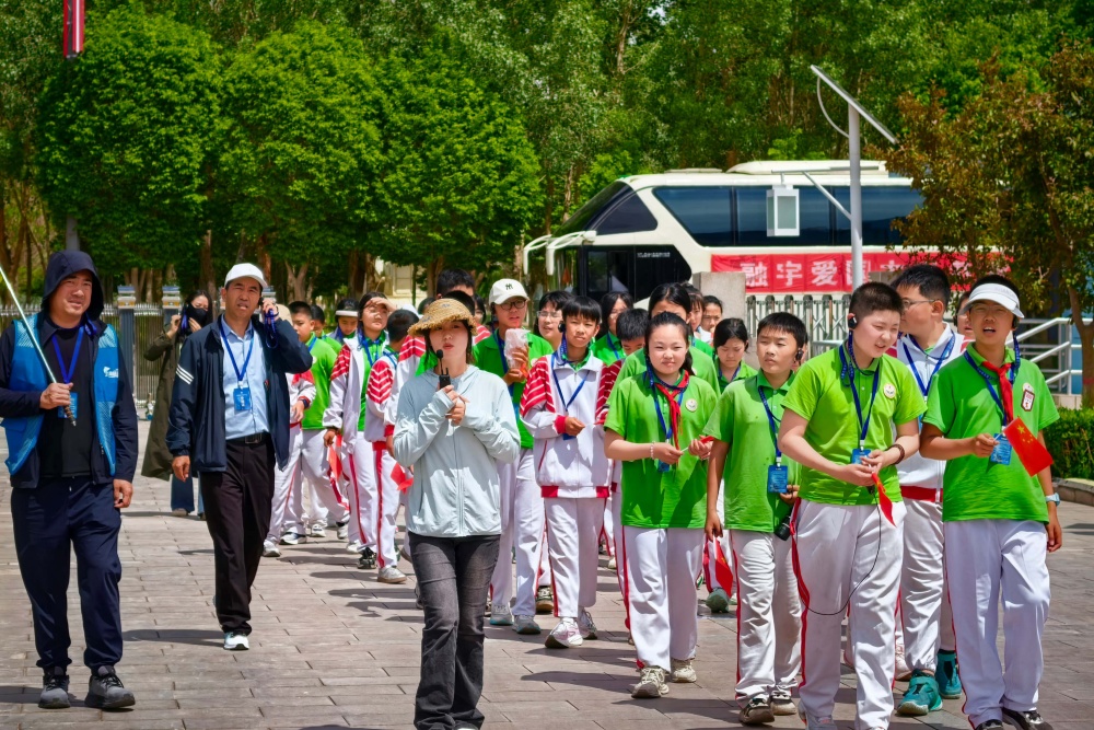 组织研学团队前往问天阁参观 程丹丹.jpg