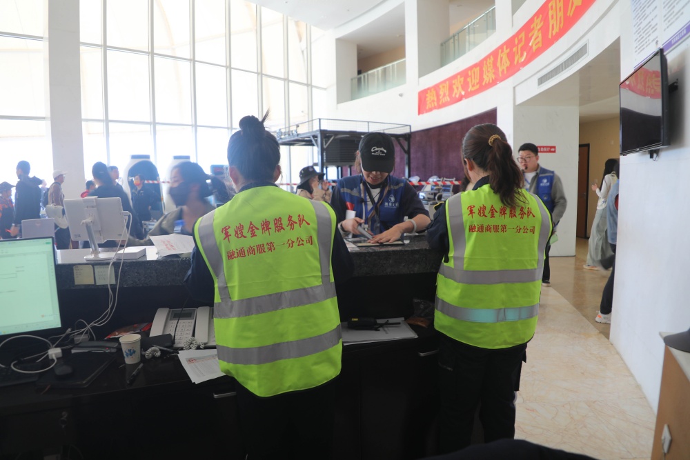 军嫂金牌服务队为游客提供服务保障 程丹丹.jpg