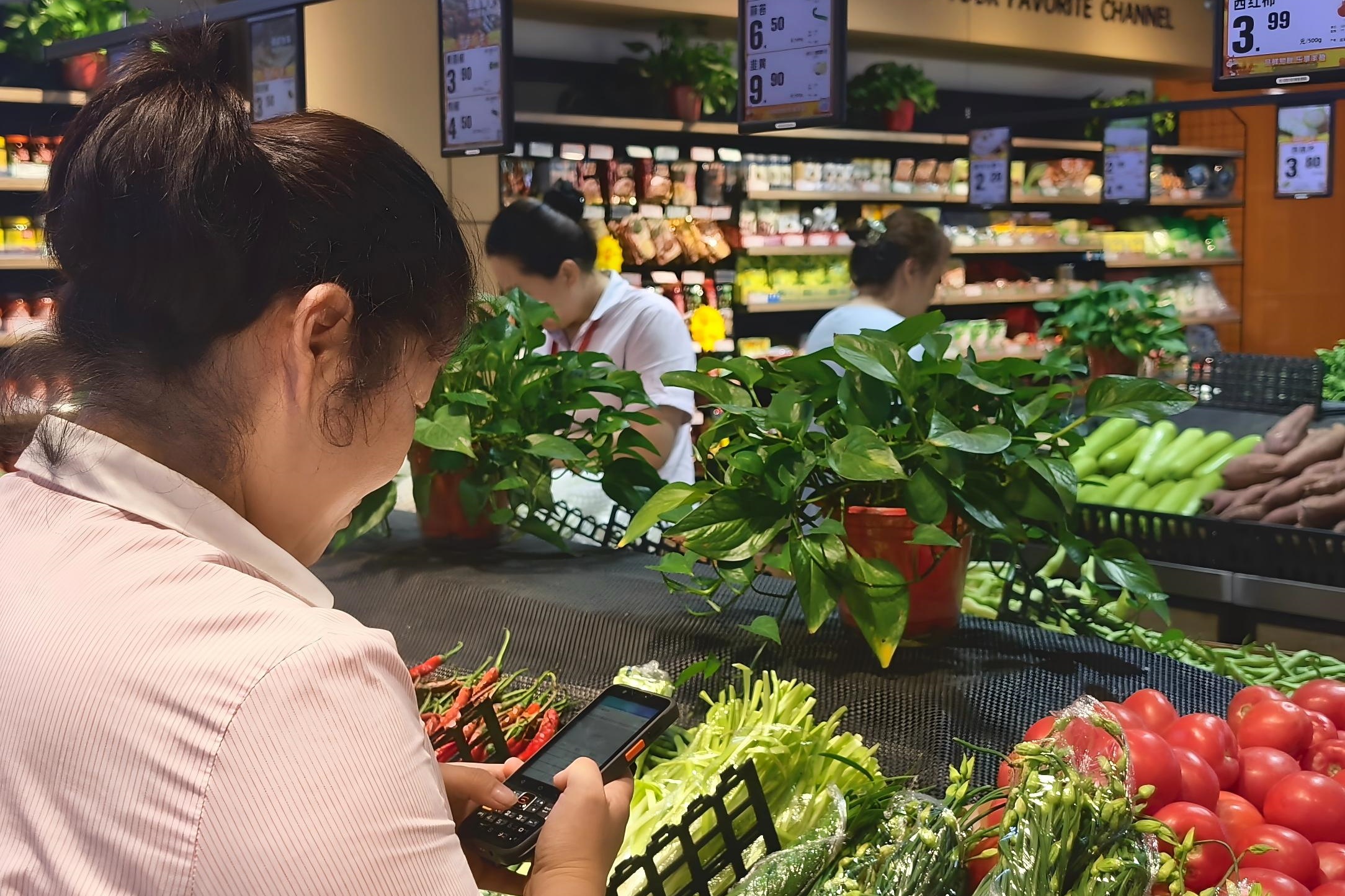 商超营业员通过移动设备核对商品信息 常虹摄_副本.jpg