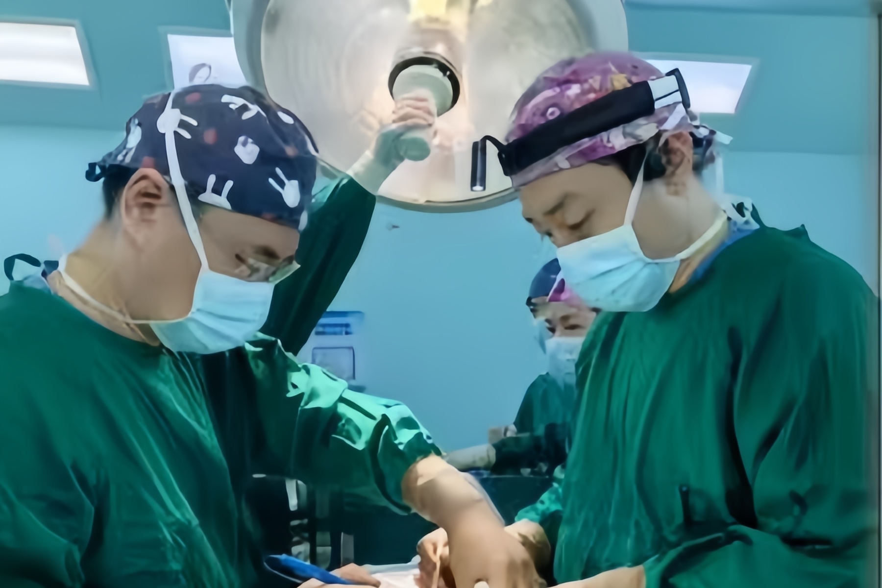 专家团队进行强直性脊柱炎后凸畸形矫正术 方清达_副本.jpg