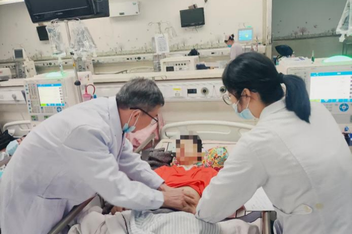 庄永泽教授进行查房问诊 方清达.png