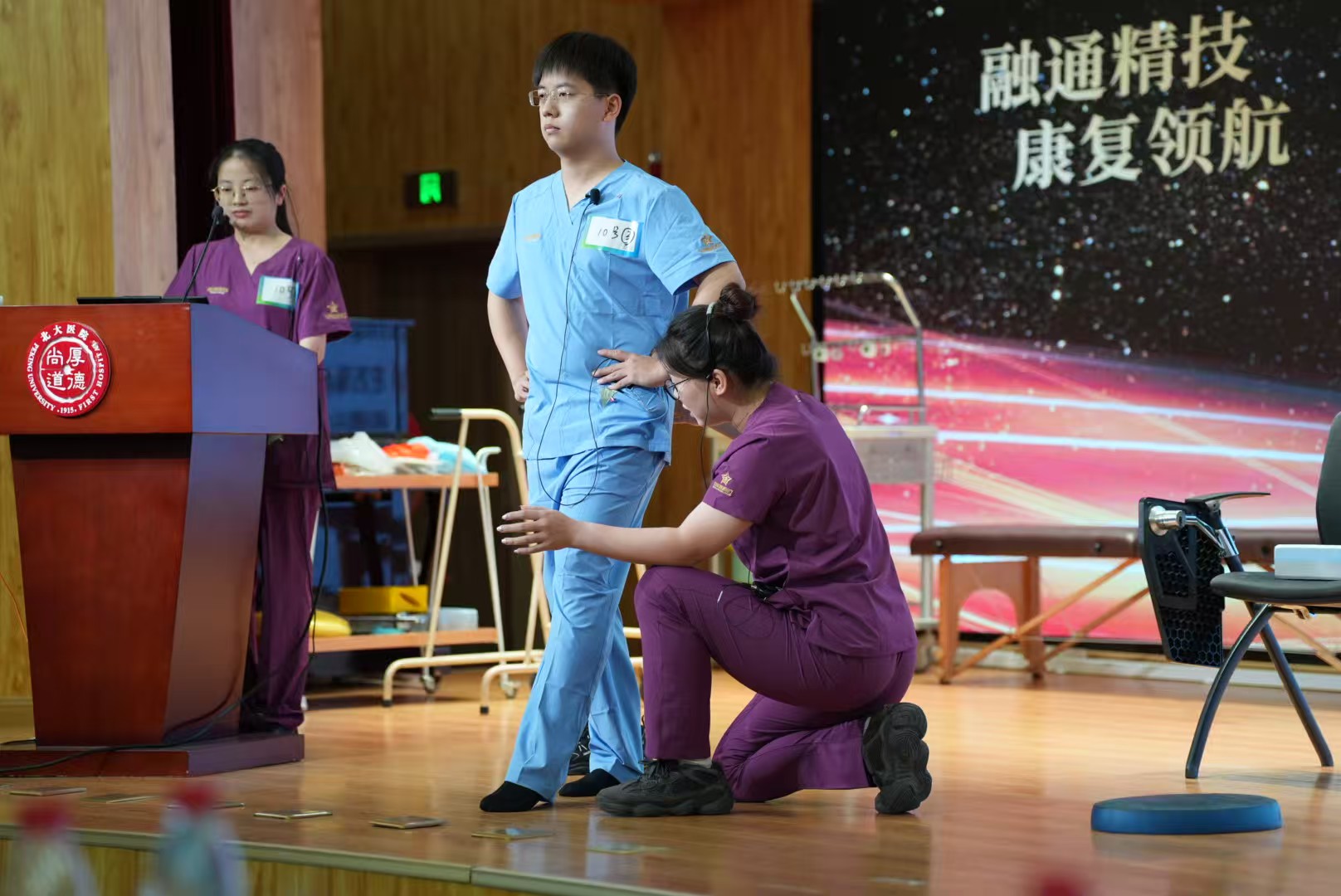 参赛团队进行实操演示 赵子轩摄.jpg