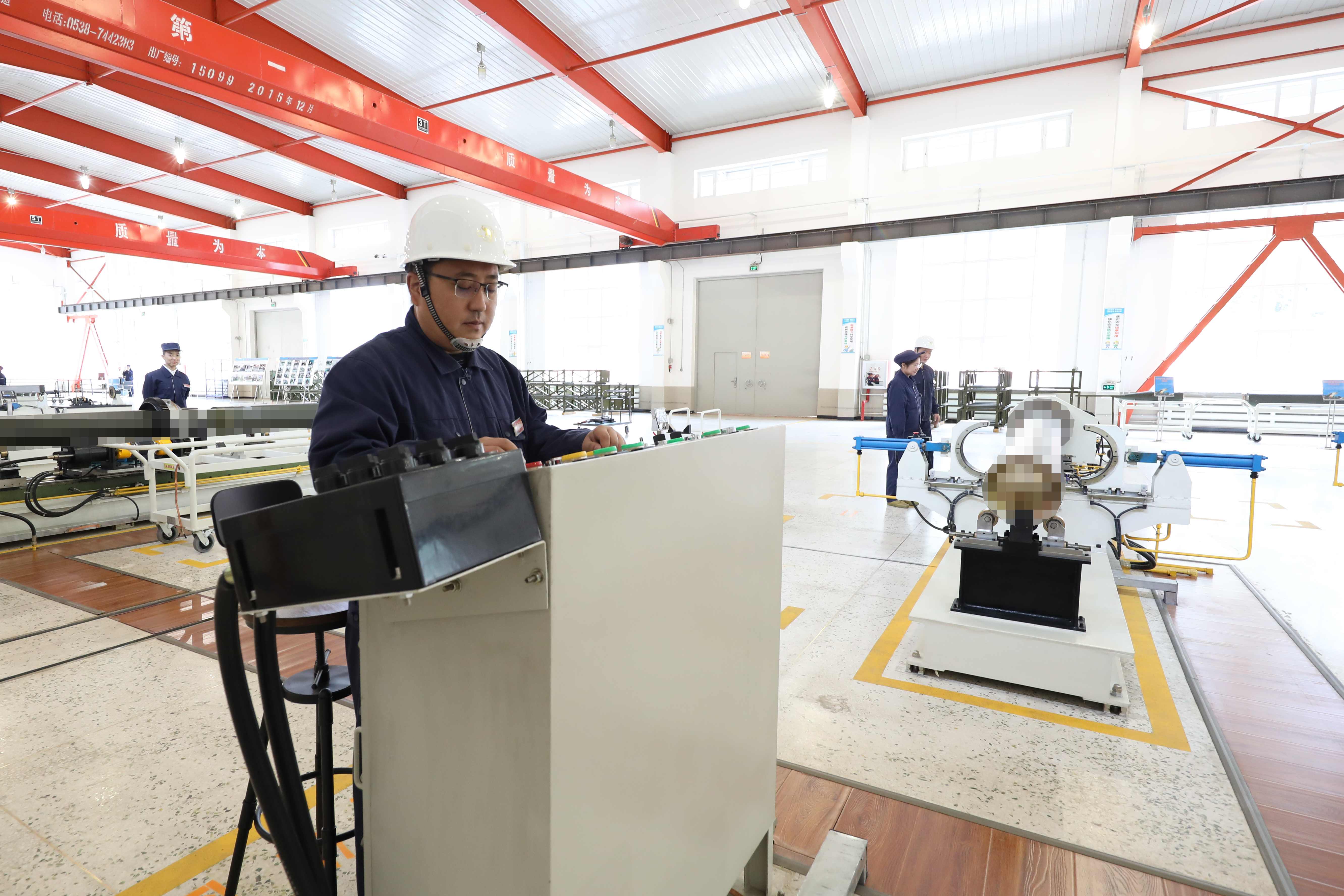 一线员工操作生产机器 张帅摄111.jpg