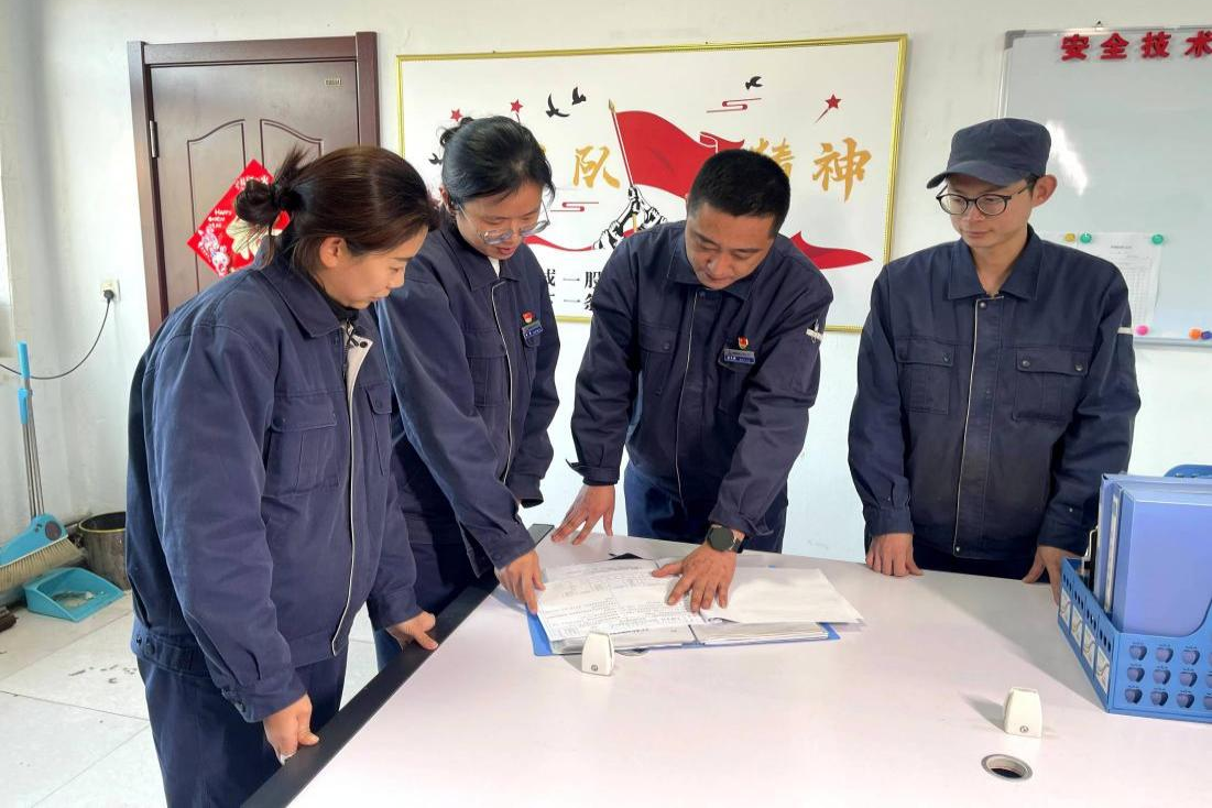 创新工作室党员集体研究工作改进举措 蔡威摄.png