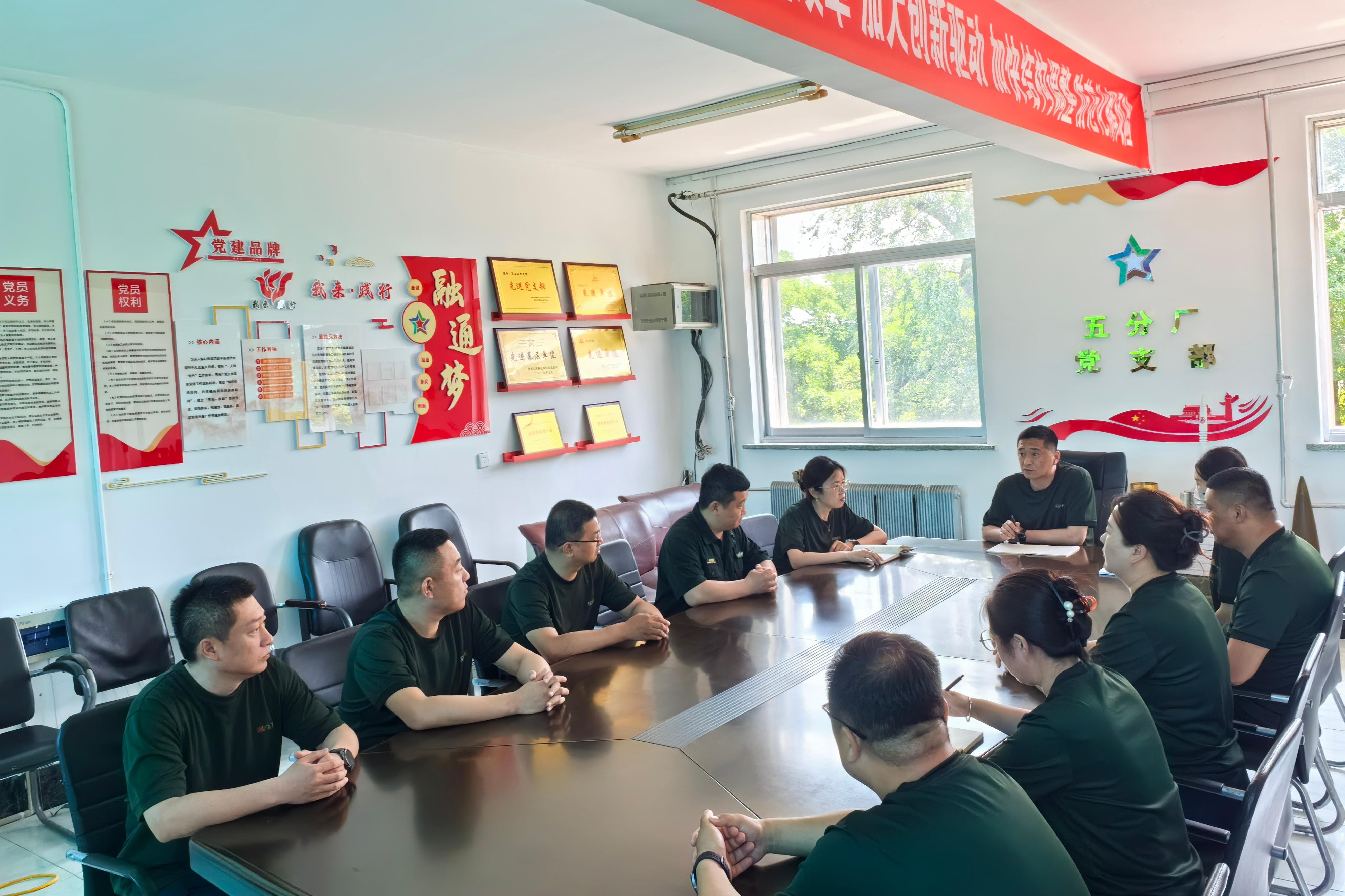 党支部就优化完善管理制度开展研讨 蔡威摄.jpg